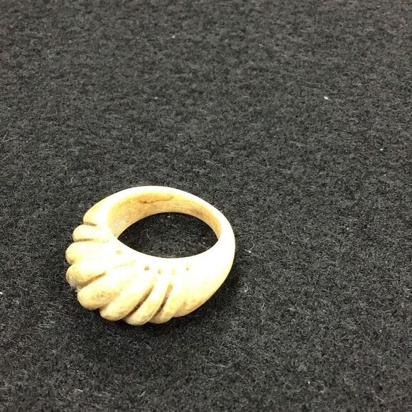 Ring Antique Hand carved cream and Inlaid gold wire Size 6 1/2 to 6 and three-qu - Picture 1 of 7